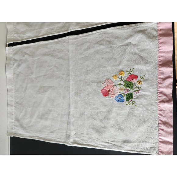 Set of Vintage Hand Embroidered Linen Tea Towels- Floral Design 21.5" x 14" - Picture 5 of 9